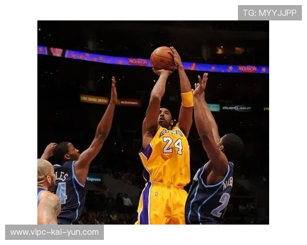 NBA球星投篮姿势离谱却全进，全场笑疯